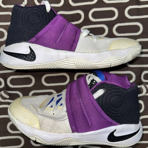 NIKE KYRIE IRVING 2 Girls Size 5Y White/Bold Berry Style 826673-104 White Purple - Picture 1 of 7